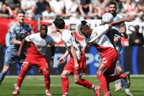 开云官网-赛后荷甲焦点战，那不勒斯队长鼓劲，引发热议，团队化学反应显著的简单介绍