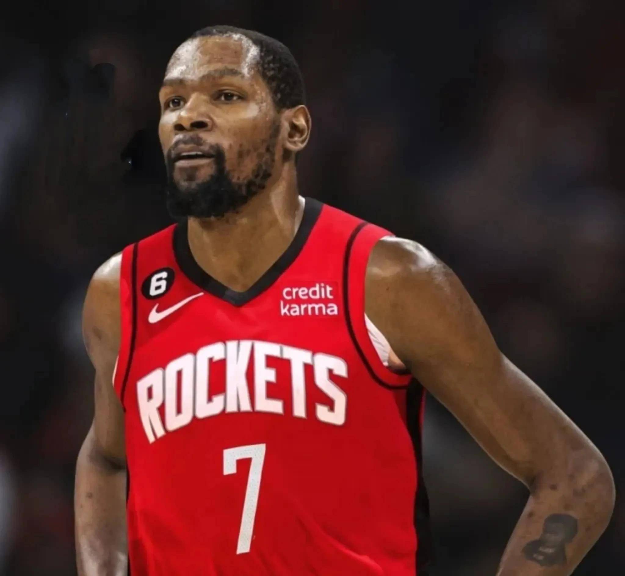 杜兰特迎来十赛季出色发挥，篮网观众热烈欢呼！赛场气氛高涨