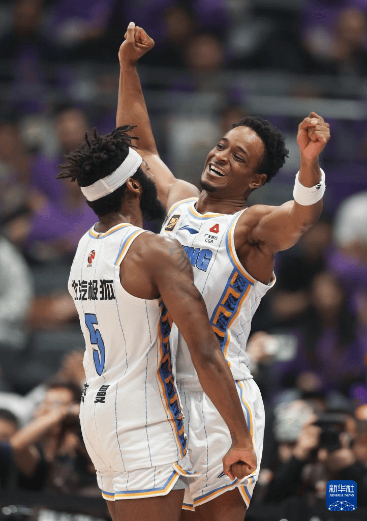 北京首钢训练开放日，国际比赛日伤情更新引欢呼，欧联在即，纪律约束更严格