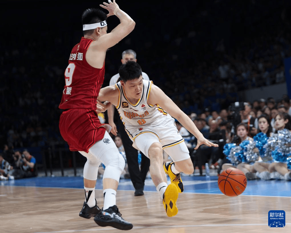 北京首钢训练开放日，国际比赛日伤情更新引欢呼，欧联在即，纪律约束更严格