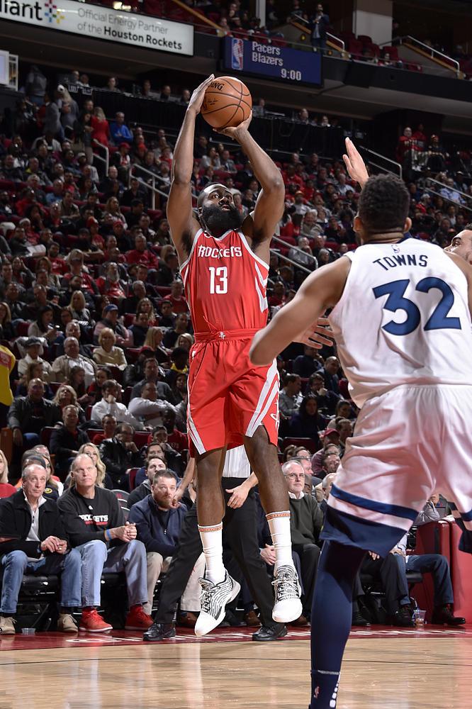 转会期里昂调整名单以备欧超杯；手感冰凉环节打磨；气氛紧张；更衣室氛围转暖