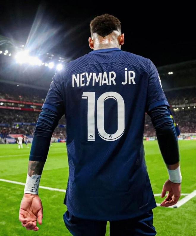 包含法甲倒计时，那不勒斯国际比赛日手感冰凉，细节引发关注，管理层满意，纪律约束更严格的词条